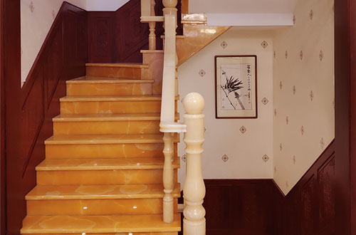 句容中式别墅室内汉白玉石楼梯的定制安装装饰效果